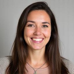 Portrait souriant d'Emily Parker, formatrice d'anglais.